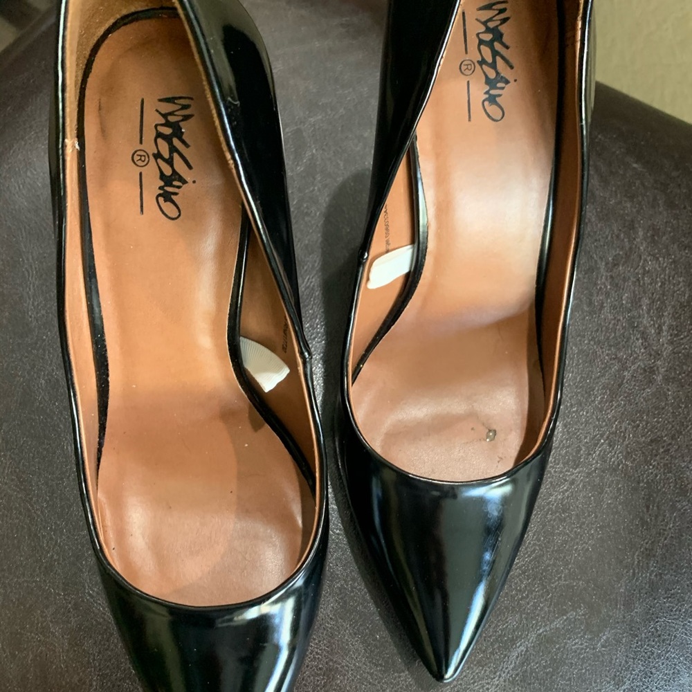 Size 8 1/2 WOMEN Black Pointed Toe Heels